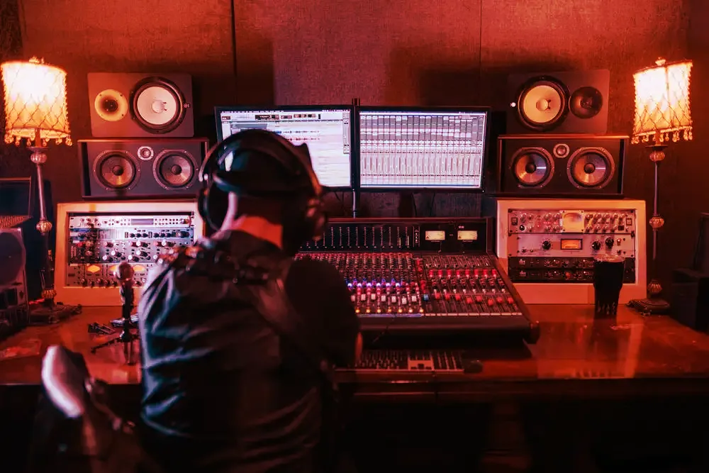 Book recording, podcast, & rehearsal studios in Canada